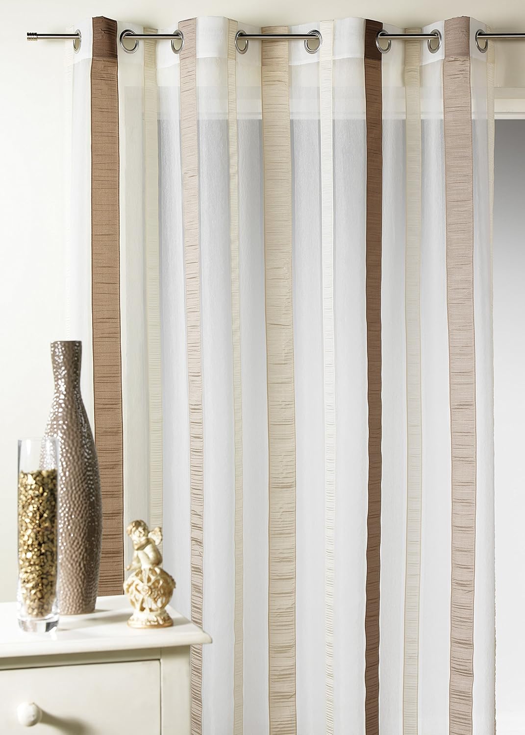 带垂直条纹的欧根纱网帘